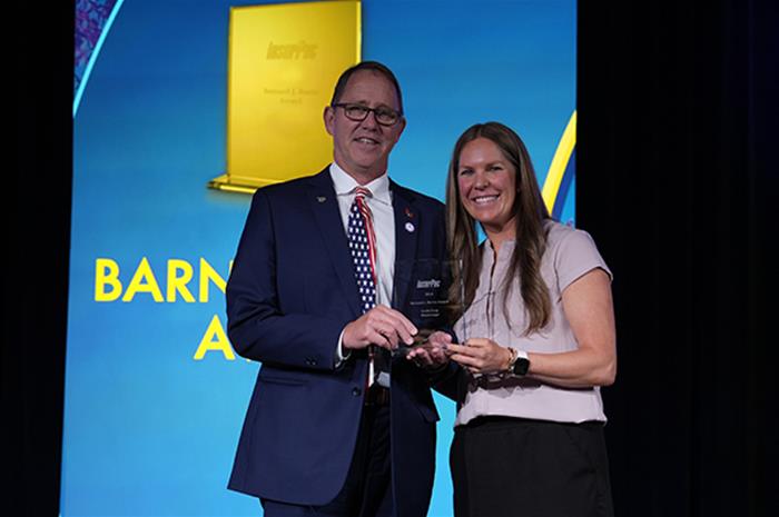 big ‘i’ presents insurpac awards 